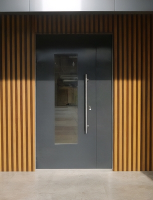 Уличная дверь со стеклом