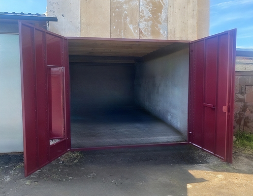 Ворота красного цвета