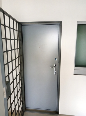 Дверь с решеткой