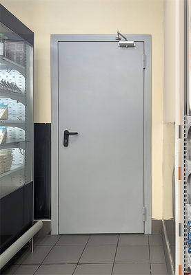 Дверь в служебное помещение